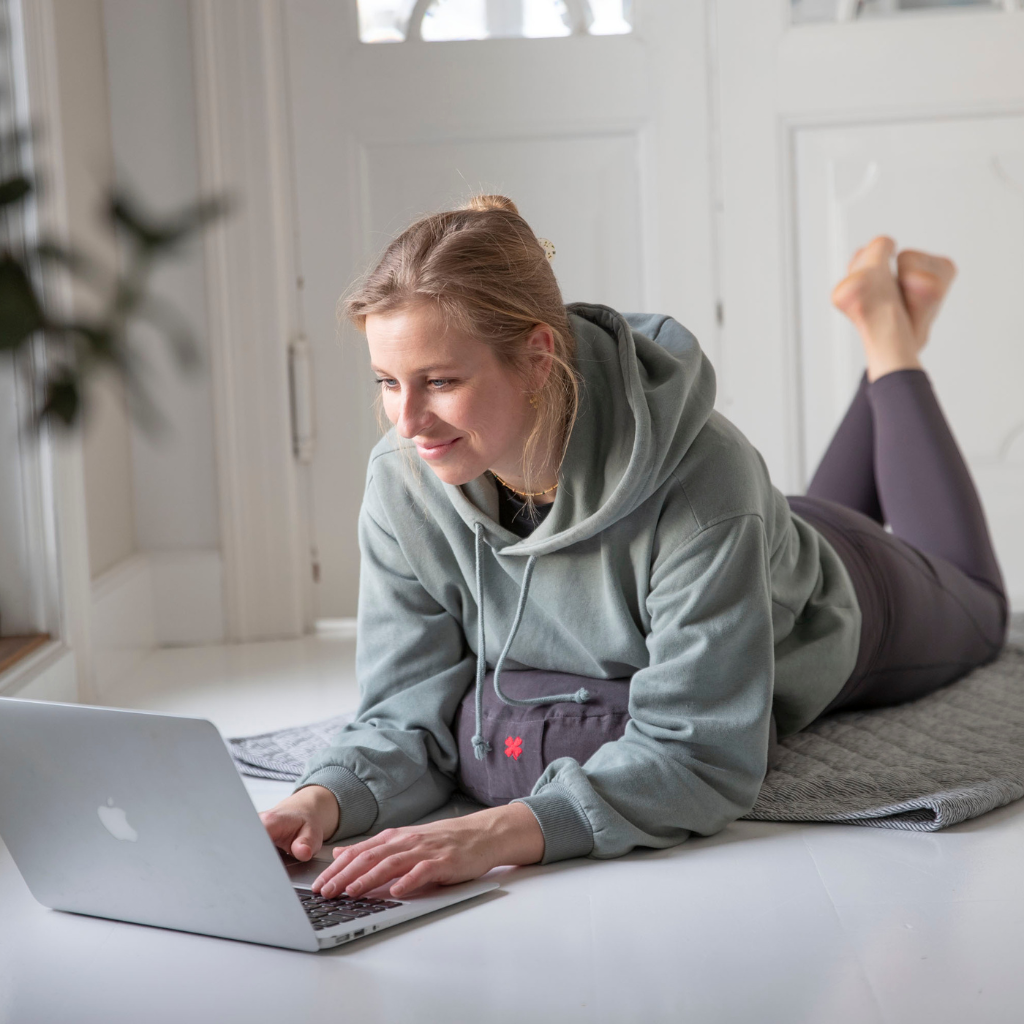 List yoga pude støtter pige med computer